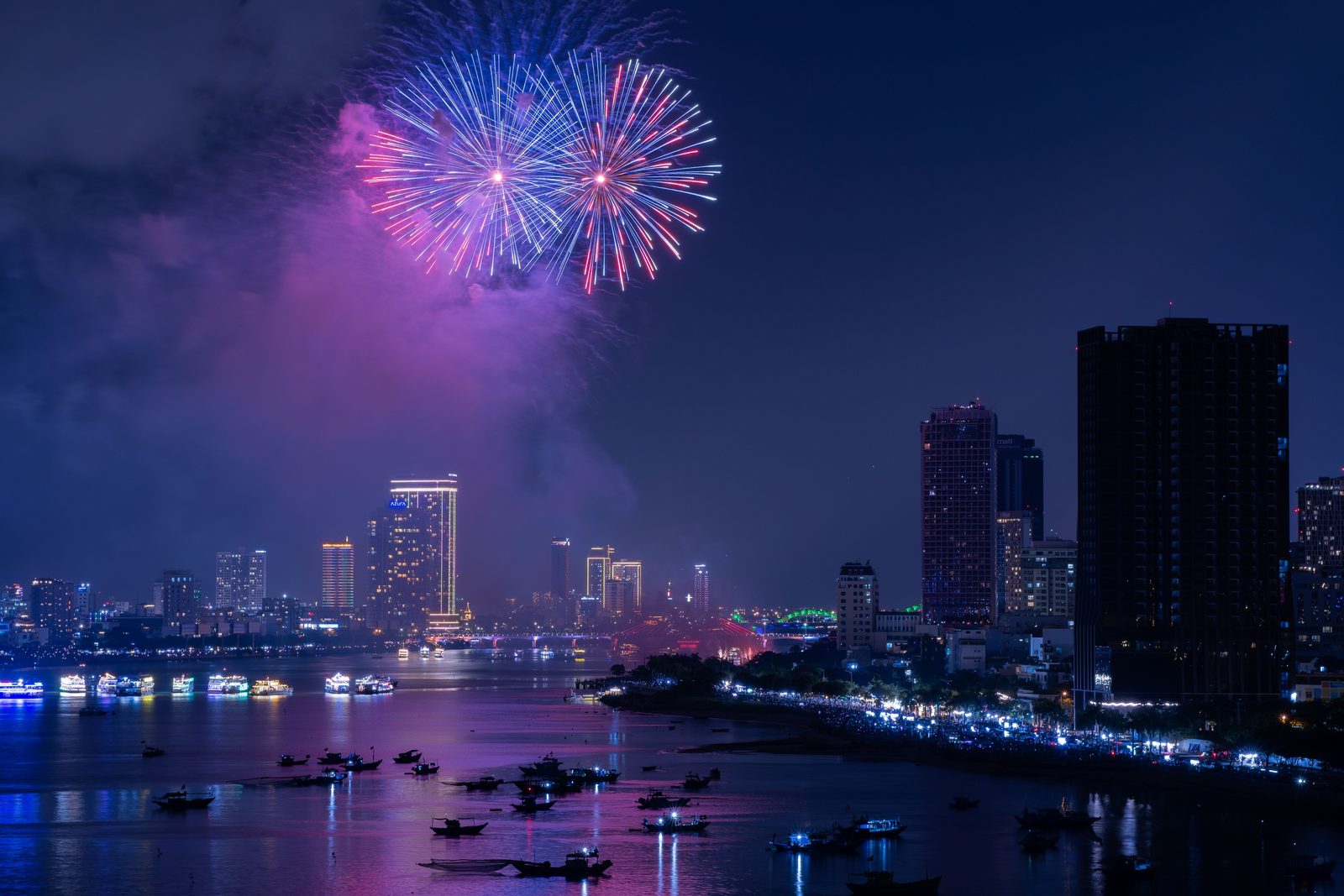 Pháo hoa rực rỡ trên bầu trời đêm Hà Nội