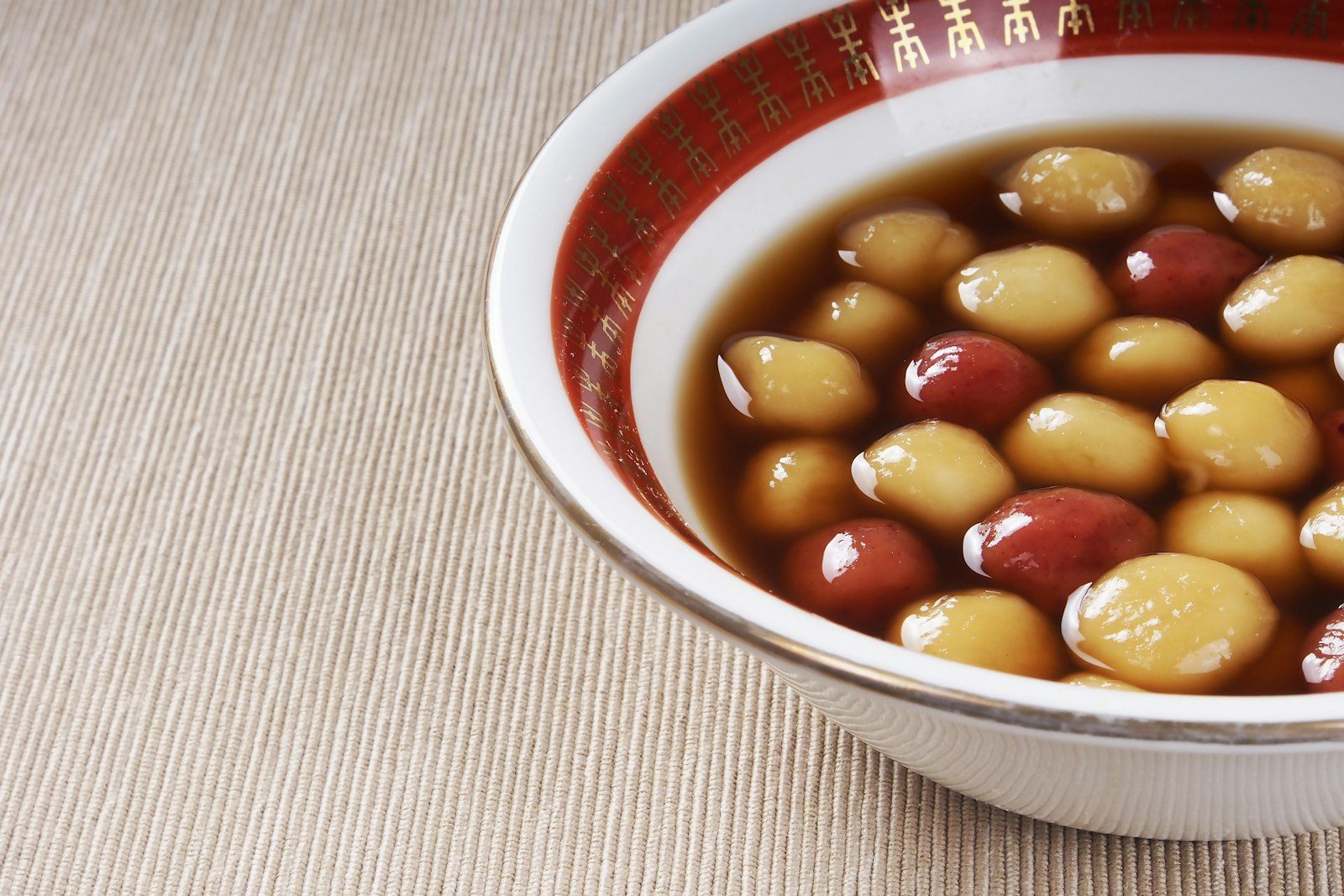 Bánh trôi tròn trắng trong bát nước đường