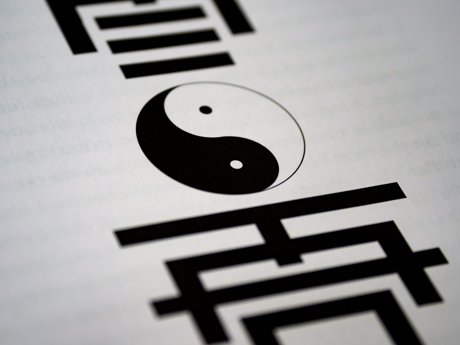 Biểu tượng Âm Dương cùng thư pháp chữ Hán trên giấy