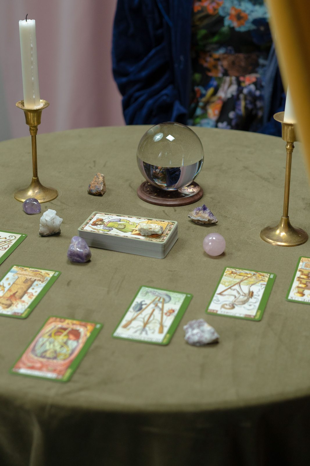 Bàn huyền bí với bài Tarot, đá quý và cầu pha lê