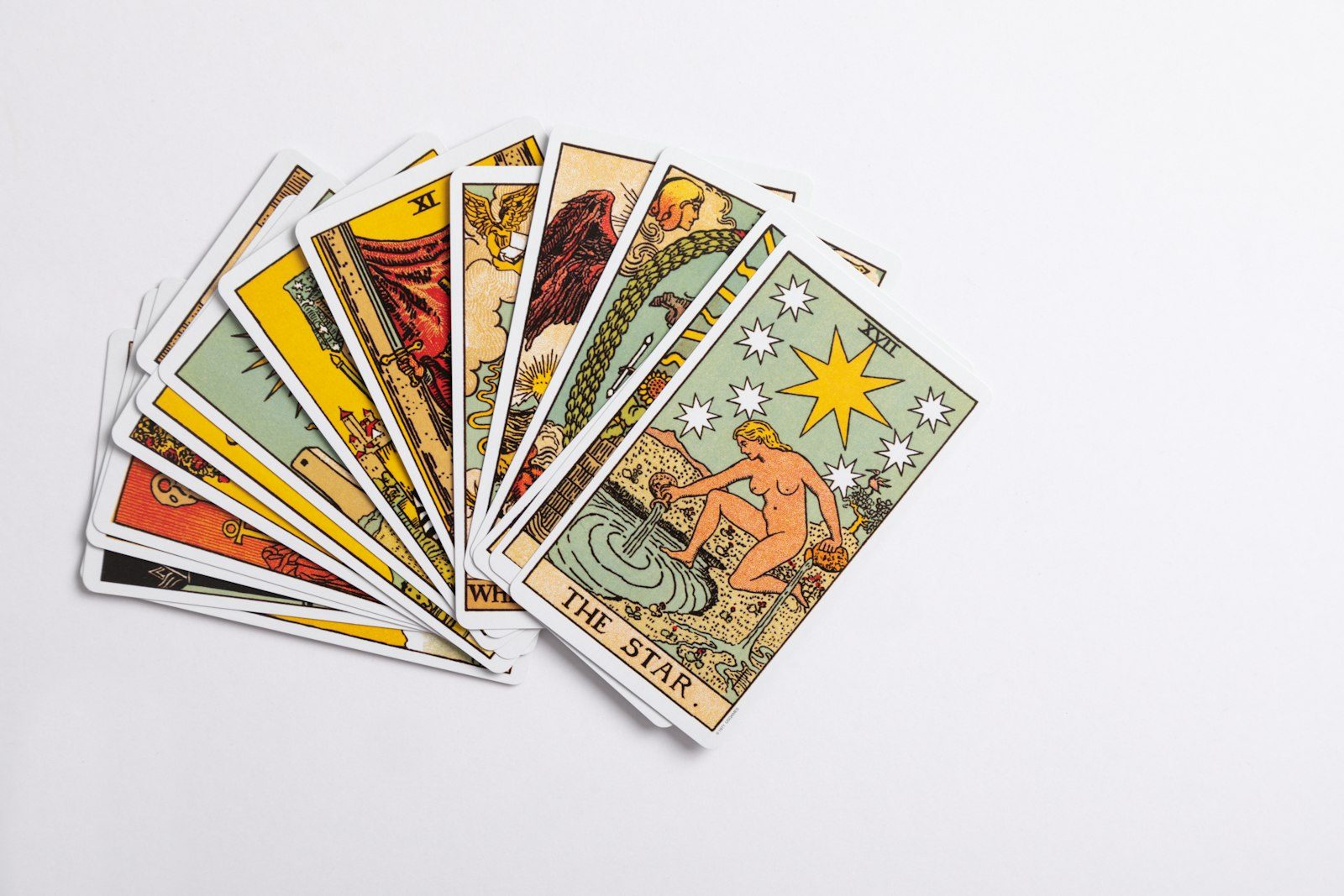 Bộ bài Tarot Ẩn Chính sắp xếp trên mặt bàn