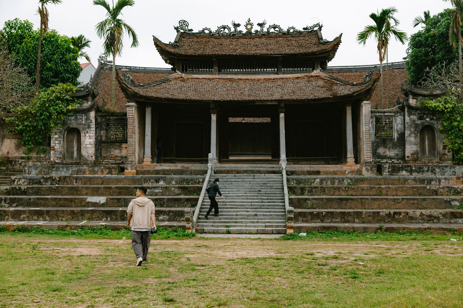 Mặt tiền đình làng gỗ cổ truyền thống — nơi thờ Thành Hoàng làng