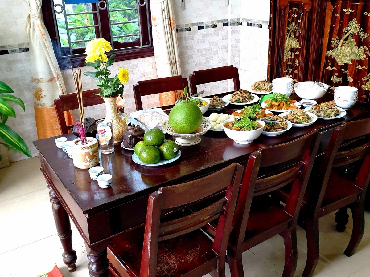 Mâm cỗ ngày Tết bày cạnh bàn thờ gia tiên. Ảnh: Phương Huy, CC0, Wikimedia Commons